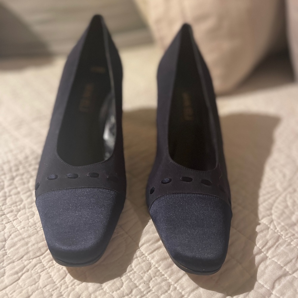 Navy heels